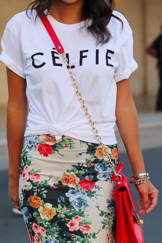 weißes T-Shirt mit einem Rundhalsausschnitt, mehrfarbiger Bleistiftrock mit Blumenmuster, rote Umhängetasche für Damen