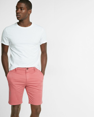 Fuchsia Shorts kombinieren – 97 Herren Outfits: Kombinieren Sie ein weißes T-Shirt mit einem Rundhalsausschnitt mit fuchsia Shorts, um einen lockeren, aber dennoch stylischen Look zu erhalten.