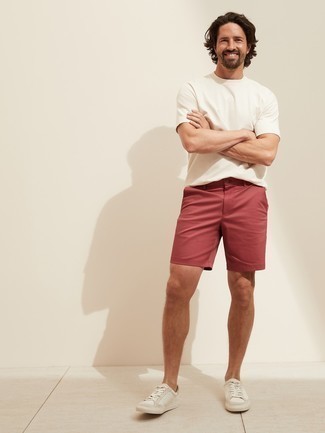 Rote Shorts kombinieren – 87 Herren Outfits: Tragen Sie ein weißes T-Shirt mit einem Rundhalsausschnitt und roten Shorts für ein bequemes Outfit, das außerdem gut zusammen passt. Weiße Leder niedrige Sneakers sind eine großartige Wahl, um dieses Outfit zu vervollständigen.