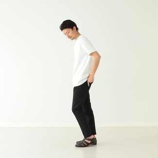 Dunkelbraune Sandalen kombinieren – 209 Lässige Herren Outfits: Erwägen Sie das Tragen von einem weißen T-Shirt mit einem Rundhalsausschnitt und einer schwarzen Chinohose für ein bequemes Outfit, das außerdem gut zusammen passt. Fühlen Sie sich ideenreich? Entscheiden Sie sich für dunkelbraunen Sandalen.