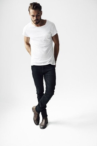 Welche Chelsea Boots mit schwarzer enger Jeans zu tragen – 500+ Herren Outfits: Ein weißes T-Shirt mit einem Rundhalsausschnitt und schwarze enge Jeans vermitteln eine sorglose und entspannte Atmosphäre. Fühlen Sie sich mutig? Komplettieren Sie Ihr Outfit mit Chelsea Boots.