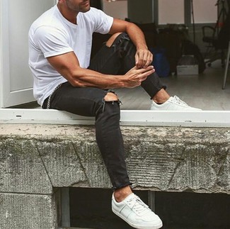 Wie weißes T-Shirt mit einem Rundhalsausschnitt mit schwarzer Jeans mit Destroyed-Effekten zu kombinieren – 15 Lässige Herren Outfits heiß Wetter: Erwägen Sie das Tragen von einem weißen T-Shirt mit einem Rundhalsausschnitt und schwarzen Jeans mit Destroyed-Effekten für einen entspannten Wochenend-Look. Fügen Sie weißen Leder niedrige Sneakers für ein unmittelbares Style-Upgrade zu Ihrem Look hinzu.