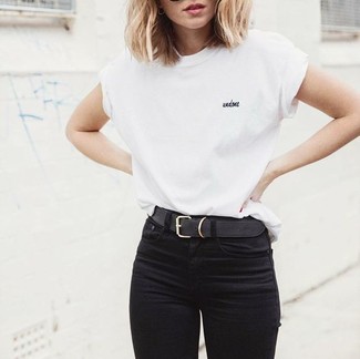 Schwarze enge Jeans kombinieren – 500+ Damen Outfits: Ein weißes T-Shirt mit einem Rundhalsausschnitt und schwarze enge Jeans sind absolut lässige Essentials und können mit einer Vielzahl von Stücken gepaart werden.