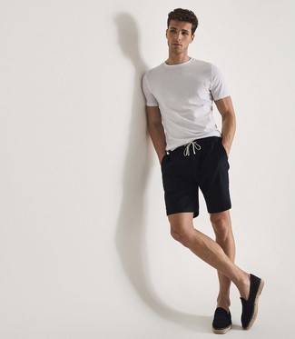 Schwarze Segeltuch Slipper kombinieren – 24 Herren Outfits: Vereinigen Sie ein weißes T-Shirt mit einem Rundhalsausschnitt mit schwarzen Shorts für ein großartiges Wochenend-Outfit. Fühlen Sie sich mutig? Vervollständigen Sie Ihr Outfit mit schwarzen Segeltuch Slippern.