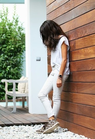30 Jährige: Weiße Stiefel kombinieren – 8 Sommer Damen Outfits: Ein weißes T-Shirt mit einem Rundhalsausschnitt und weiße enge Jeans sind absolut lässige Essentials und können mit einer Vielzahl von Stücken kombiniert werden, um ein schönes, lässiges Outfit zu schaffen. Weiße Stiefel liefern einen wunderschönen Kontrast zu dem Rest des Looks. Ein trendiger Look für den Sommer.