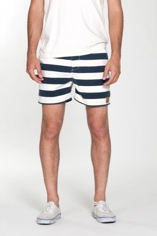 Weiße und dunkelblaue Shorts kombinieren – 500+ Herren Outfits: Für ein bequemes Couch-Outfit, kombinieren Sie ein weißes T-Shirt mit einem Rundhalsausschnitt mit weißen und dunkelblauen Shorts. Ergänzen Sie Ihr Look mit weißen Segeltuch niedrigen Sneakers.