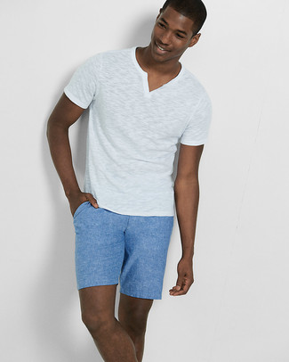 Dunkelblaue Shorts kombinieren – 488 Casual Herren Outfits: Vereinigen Sie ein weißes T-Shirt mit einem V-Ausschnitt mit dunkelblauen Shorts für ein bequemes Outfit, das außerdem gut zusammen passt.