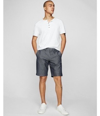 weißes T-shirt mit einer Knopfleiste, dunkelblaue Leinen Shorts, weiße Leder niedrige Sneakers für Herren