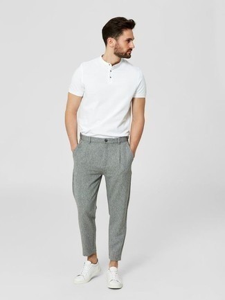weißes T-shirt mit einer Knopfleiste, graue Wollchinohose, weiße Leder niedrige Sneakers für Herren