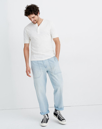 Hellblaue Jeans kombinieren – 500+ Casual Herren Outfits warm Wetter: Entscheiden Sie sich für ein weißes T-shirt mit einer Knopfleiste und hellblauen Jeans, um einen lockeren, aber dennoch stylischen Look zu erhalten. Wenn Sie nicht durch und durch formal auftreten möchten, entscheiden Sie sich für schwarzen und weißen hohe Sneakers aus Segeltuch.