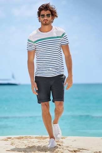 weißes und blaues horizontal gestreiftes T-Shirt mit einem Rundhalsausschnitt, dunkelgraue Shorts, weiße niedrige Sneakers für Herren