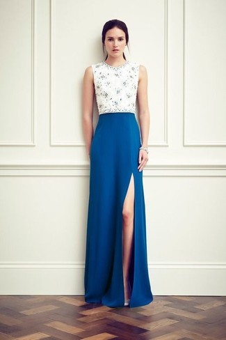 Hellbeige Satin Pumps kombinieren – 13 Damen Outfits: Um eine edle Silhouette zu zaubern, wahlen Sie ein weißes und blaues verziertes Ballkleid. Hellbeige Satin Pumps sind eine gute Wahl, um dieses Outfit zu vervollständigen.