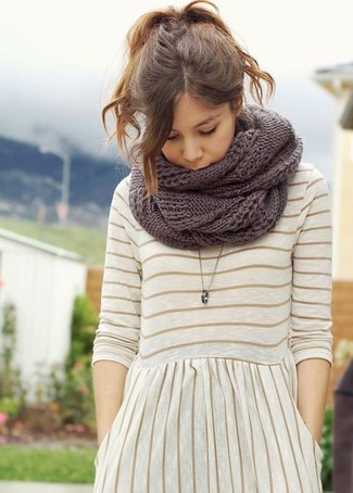 Strick Schal kombinieren – 212 Damen Outfits: Wenn Sie ein lockeres Alltags-Outfit erzielen möchten, macht diese Kombination aus einem weißen und braunen horizontal gestreiften Freizeitkleid und einem Strick Schal Sinn.