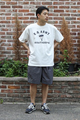 weißes und dunkelblaues bedrucktes T-Shirt mit einem Rundhalsausschnitt, dunkelgraue Shorts, dunkelblaue und weiße Sportschuhe für Herren