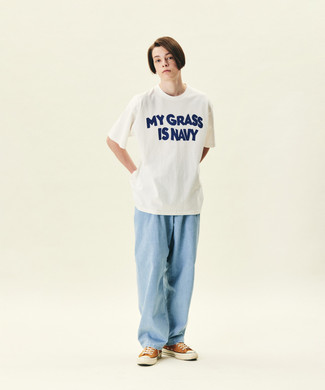 weißes und dunkelblaues bedrucktes T-Shirt mit einem Rundhalsausschnitt, hellblaue Jeans, orange Segeltuch niedrige Sneakers für Herren