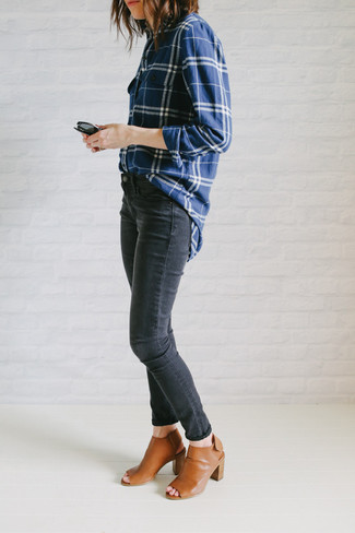 Dunkelgraue Jeans kombinieren – 452 Damen Outfits: Ein weißes und dunkelblaues Businesshemd mit Schottenmuster und dunkelgraue Jeans sind ideal alltagstauglich. Machen Sie Ihr Outfit mit rotbraunen Leder Pantoletten eleganter.