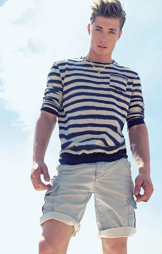 Welche Shorts mit weißen Langarmshirt zu tragen – 76 Sommer Herren Outfits: Ein weißes Langarmshirt und Shorts sind eine ideale Outfit-Formel für Ihre Sammlung. So einfach kann ein cooles Sommer-Outfit sein.