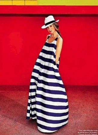Weißes und dunkelblaues horizontal gestreiftes Maxikleid kombinieren – 3 Damen Outfits: Entscheiden Sie sich für einen modernen und gleichzeitig entspannten Look mit einem weißen und dunkelblauen horizontal gestreiften Maxikleid.