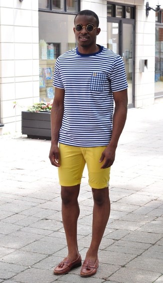 20 Jährige: Welche T-Shirts mit einem Rundhalsausschnitt mit gelber Shorts zu tragen – 3 Casual Sommer Herren Outfits: Ein T-Shirt mit einem Rundhalsausschnitt und gelbe Shorts sind eine perfekte Wochenend-Kombination. Fühlen Sie sich mutig? Wählen Sie braunen Leder Slipper mit Quasten. Schon ergibt sich ein schönes Sommer-Outfit.