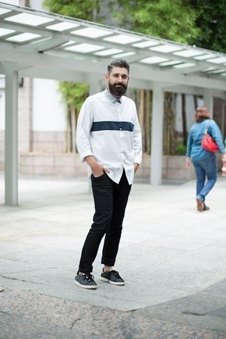 Weißes und dunkelblaues Langarmhemd kombinieren – 1200+ Herren Outfits: Die Vielseitigkeit von einem weißen und dunkelblauen Langarmhemd und schwarzen Jeans machen sie zu einer lohnenswerten Investition. Dieses Outfit passt hervorragend zusammen mit dunkelgrauen Segeltuch niedrigen Sneakers.
