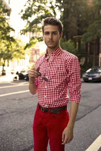 Dunkelrote Chinohose kombinieren – 165 Sommer Herren Outfits: Kombinieren Sie ein weißes und rotes Businesshemd mit Vichy-Muster mit einer dunkelroten Chinohose, um einen modischen Freizeitlook zu kreieren. Dieser Look ist wunderbar für den Sommer geeignet.