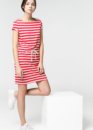 weißes und rotes horizontal gestreiftes Freizeitkleid, weiße niedrige Sneakers für Damen