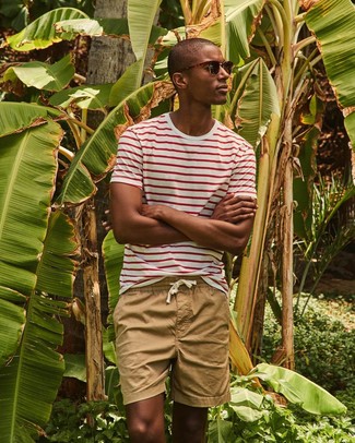 30 Jährige: Weißes und rotes T-Shirt mit einem Rundhalsausschnitt kombinieren – 500+ Herren Outfits: Entscheiden Sie sich für Komfort in einem weißen und roten T-Shirt mit einem Rundhalsausschnitt und beige Shorts.