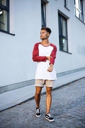 Hellbeige Shorts kombinieren – 500+ Herren Outfits: Erwägen Sie das Tragen von einem weißen und roten Langarmshirt und hellbeige Shorts, um mühelos alles zu meistern, was auch immer der Tag bringen mag. Schwarze und weiße Segeltuch niedrige Sneakers sind eine ideale Wahl, um dieses Outfit zu vervollständigen.
