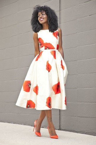 Weißes und schwarzes Skaterkleid mit Blumenmuster kombinieren – 15 Damen Outfits: Tragen Sie ein weißes und schwarzes Skaterkleid mit Blumenmuster, um einen glamurösen Look zu erzielen. Orange Leder Pumps sind eine gute Wahl, um dieses Outfit zu vervollständigen.