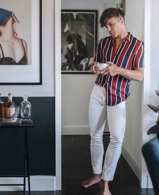 Wie mehrfarbiges vertikal gestreiftes Kurzarmhemd mit weißer enger Jeans zu kombinieren – 4 Herren Outfits: Ein mehrfarbiges vertikal gestreiftes Kurzarmhemd und weiße enge Jeans sind das Outfit Ihrer Wahl für faule Tage.