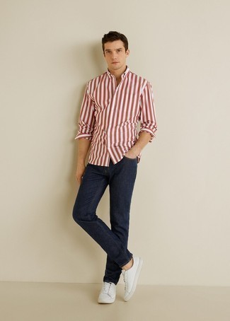 Weißes und rotes Langarmhemd kombinieren – 500+ Herren Outfits: Kombinieren Sie ein weißes und rotes Langarmhemd mit dunkelblauen Jeans für einen bequemen Alltags-Look. Weiße Leder niedrige Sneakers sind eine großartige Wahl, um dieses Outfit zu vervollständigen.