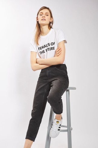 Schwarze Jeans kombinieren – 500+ Damen Outfits: Wenn Sie einen schicken Freizeit-Look erzielen müssen, bleiben ein weißes und schwarzes bedrucktes T-Shirt mit einem Rundhalsausschnitt und schwarze Jeans ein Klassiker. Vervollständigen Sie Ihr Look mit weißen Leder niedrigen Sneakers.