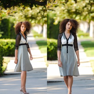 Weißes und schwarzes ausgestelltes Kleid mit Chevron-Muster kombinieren – 1 Damen Outfits: Erwägen Sie das Tragen von einem weißen und schwarzen ausgestelltem Kleid mit Chevron-Muster für einen modischen, verfeinerten Freizeit-Look. Ergänzen Sie Ihr Look mit grauen Satin Pumps.
