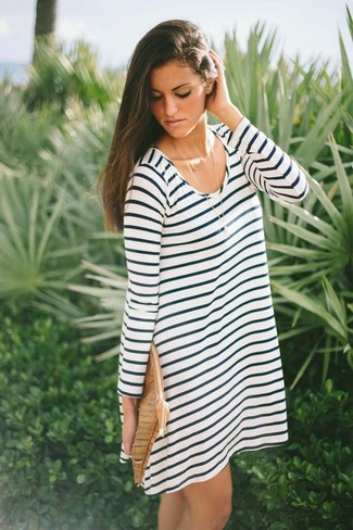 Beige Stroh Clutch kombinieren – 39 Damen Outfits: Probieren Sie die Kombination aus einem weißen und schwarzen horizontal gestreiften schwingendem Kleid und einer beige Stroh Clutch, um einen ultralässigen Look zu zaubern.