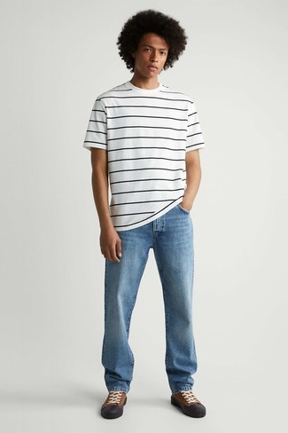 Wie weißes und rotes horizontal gestreiftes T-Shirt mit einem Rundhalsausschnitt mit blauer Jeans zu kombinieren – 99 Casual Herren Outfits: Erwägen Sie das Tragen von einem weißen und roten horizontal gestreiften T-Shirt mit einem Rundhalsausschnitt und blauen Jeans für einen entspannten Wochenend-Look. Braune Segeltuch niedrige Sneakers sind eine gute Wahl, um dieses Outfit zu vervollständigen.