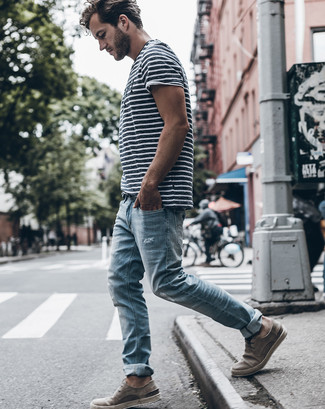 20 Jährige: Hellblaue Jeans kombinieren – 500+ Herren Outfits: Für ein bequemes Couch-Outfit, erwägen Sie das Tragen von einem weißen und schwarzen horizontal gestreiften T-Shirt mit einem Rundhalsausschnitt und hellblauen Jeans. Graue Chukka-Stiefel aus Wildleder sind eine einfache Möglichkeit, Ihren Look aufzuwerten.