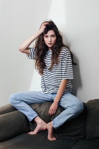 T-shirt kombinieren – 500+ Casual Sommer Damen Outfits: Wenn Sie auf der Suche nach der idealen lässigen Komposition sind, kombinieren Sie ein T-shirt mit hellblauen Jeans. Das Outfit ist mega für den Sommer.
