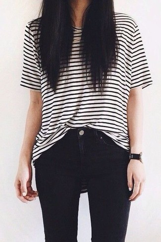 Schwarze enge Jeans kombinieren – 161 Sommer Damen Outfits: Lassen Sie sich von dieser Freizeit-Kombi aus einem weißen und schwarzen horizontal gestreiften T-Shirt mit einem Rundhalsausschnitt und schwarzen engen Jeans inspirieren. So ist das Outfit vollkommen sommertauglich.