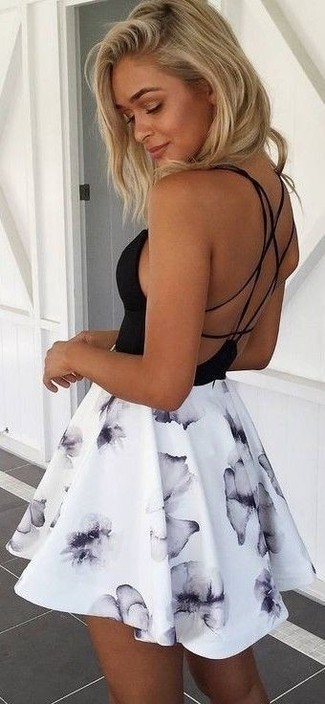 Weißes und schwarzes Skaterkleid mit Blumenmuster kombinieren – 11 Smart-Casual Damen Outfits warm Wetter: Tragen Sie ein weißes und schwarzes Skaterkleid mit Blumenmuster für eine entspannte Silhouette.