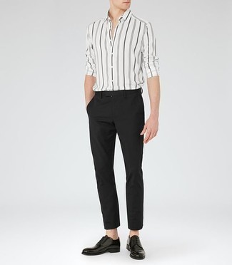 weißes und schwarzes vertikal gestreiftes Langarmhemd von Ashley Williams