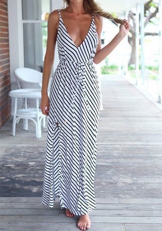 Maxikleid kombinieren – 243 Sommer Damen Outfits: Wahlen Sie ein Maxikleid, um einen super entspannten Look zu erzeugen. Ein insgesamt sehr cooler Sommer-Look.