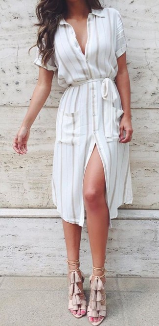 30 Jährige: Weißes vertikal gestreiftes Kleid kombinieren – 10 Smart-Casual Damen Outfits: Entscheiden Sie sich für ein weißes vertikal gestreiftes Kleid, um einen super lässigen, aber dennoch mühelosen Look zu schaffen. Hellbeige Leder Sandaletten mit Fransen sind eine perfekte Wahl, um dieses Outfit zu vervollständigen.