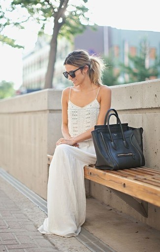 Schwarze Shopper Tasche aus Leder kombinieren – 52 Casual Sommer Damen Outfits: Wahlen Sie ein weißes Perlen Maxikleid und eine schwarze Shopper Tasche aus Leder für einen schönen ultralässigen Trend-Look. Dieser Look ist toll an Sommerabenden.