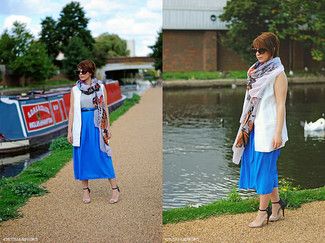 Blauen Midirock kombinieren – 69 Damen Outfits: Möchten Sie ein modisches Casual-Outfit erzielen, ist die Kombi aus einer weißen Weste und einem blauen Midirock Ihre Wahl. Ergänzen Sie Ihr Look mit hellbeige Leder Sandaletten.
