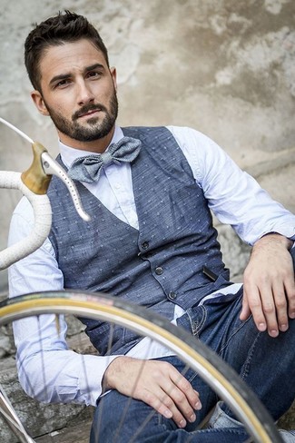 30 Jährige: Dunkelblaue gepunktete Weste kombinieren – 1 Herren Outfits warm Wetter: Entscheiden Sie sich für eine dunkelblaue gepunktete Weste und blauen Jeans für Ihren Bürojob.