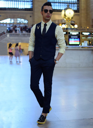 30 Jährige: Schwarze und blaue Sonnenbrille kombinieren – 500+ Elegante Herren Outfits: Kombinieren Sie eine dunkelblaue Weste mit einer dunkelblauen Anzughose für einen stilvollen, eleganten Look. Schwarze leder slipper verleihen einem klassischen Look eine neue Dimension.