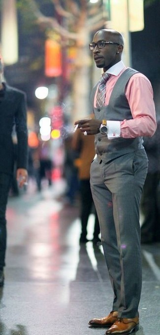 Wie rosa Businesshemd mit grauer vertikal gestreifter Anzughose zu kombinieren – 2 Herren Outfits: Vereinigen Sie ein rosa Businesshemd mit einer grauen vertikal gestreiften Anzughose, um vor Klasse und Perfektion zu strotzen. Ergänzen Sie Ihr Look mit braunen Leder Derby Schuhen.
