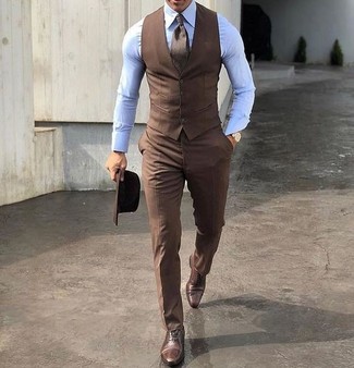 Dunkelbraune Krawatte mit Fischgrätenmuster kombinieren – 1 Herren Outfits: Kombinieren Sie eine braune Weste mit einer dunkelbraunen Krawatte mit Fischgrätenmuster, um vor Klasse und Perfektion zu strotzen. Wenn Sie nicht durch und durch formal auftreten möchten, vervollständigen Sie Ihr Outfit mit braunen Leder Oxford Schuhen.