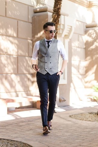 Graue Weste kombinieren – 427 Herren Outfits: Entscheiden Sie sich für eine graue Weste und eine dunkelblaue Anzughose für einen stilvollen, eleganten Look. Suchen Sie nach leichtem Schuhwerk? Ergänzen Sie Ihr Outfit mit braunen Doppelmonks aus Leder für den Tag.