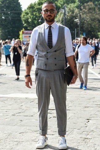 Graue Weste kombinieren – 427 Herren Outfits: Tragen Sie eine graue Weste und eine graue Anzughose, um vor Klasse und Perfektion zu strotzen. Weiße Segeltuch niedrige Sneakers verleihen einem klassischen Look eine neue Dimension.